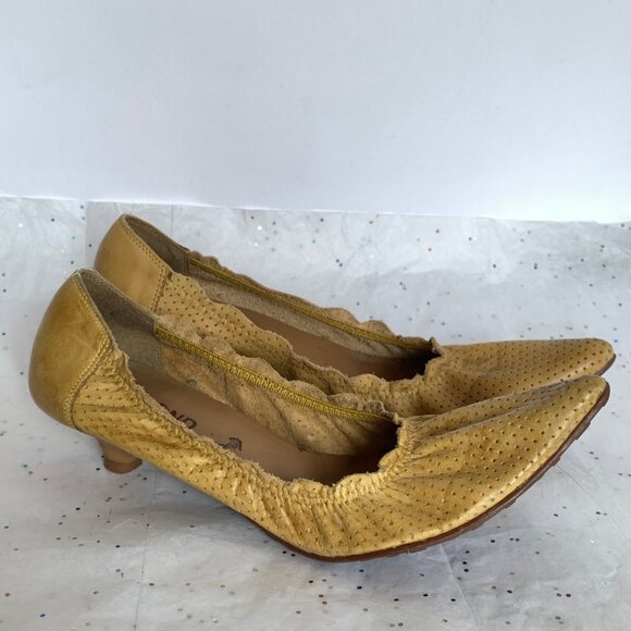 Dumond Yellow Perforated Y2K Elasticized Pointed toe Pumps Kitten Heels - Sz 6 - Picture 14 of 16
